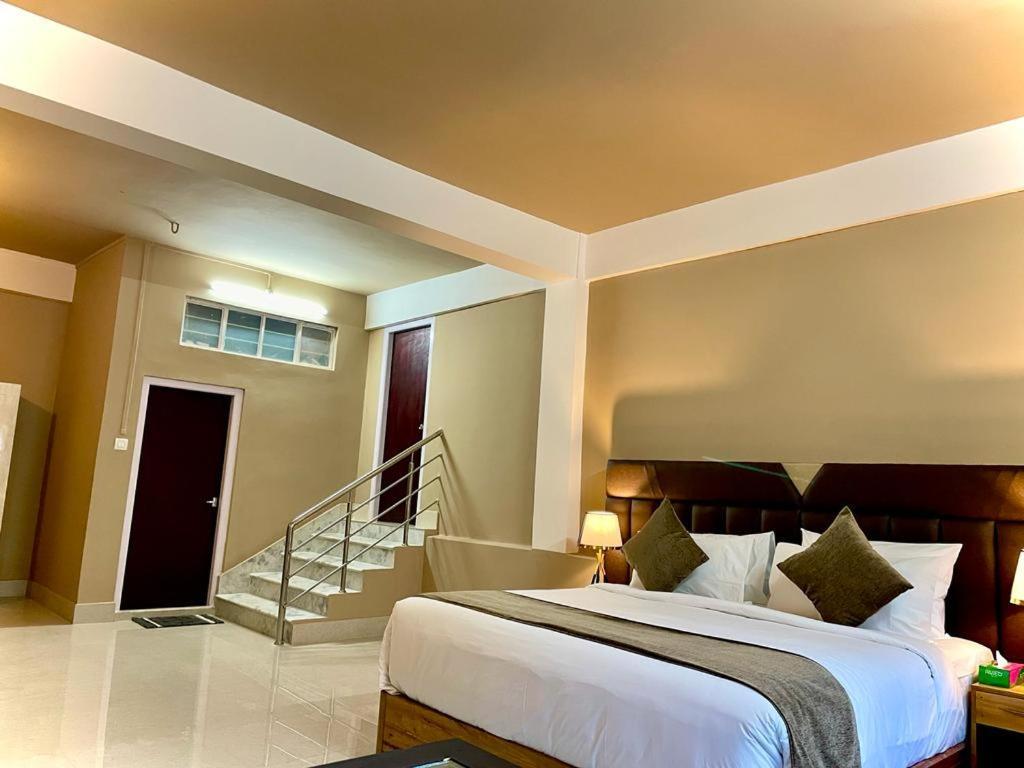 La Colline Resort Kohima Экстерьер фото